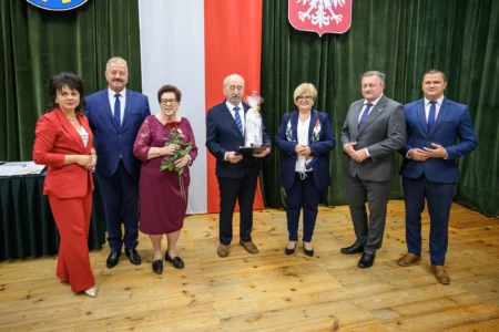 Zdjęcie przedstawia uczestników jubileuszu małżeńskiego w gminie Gorzyce