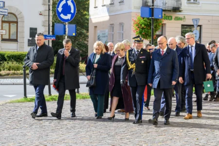 Zdjęcie przedstawia uczestników uroczystości z okazji Dnia Ratownictwa Medycznego