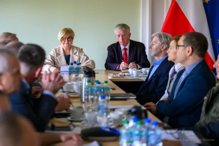 Zdjęcie przedstawia członków posiedzenia Wojewódzkiego Zespołu Zarządzania Kryzysowego