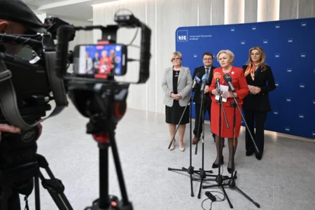 Zdjęcie przedstawia uczestników konferencji prasowej w urzędzie wojewódzkim