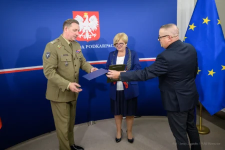 Zdjęcie przedstawia uczestników szkolenia obronnego w urzędzie wojewódzkim