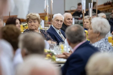 Zdjęcie przedstawia uczestników jubileuszu małżeńskiego w gminie Gorzyce