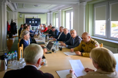Zdjęcie przedstawia członków posiedzenia Wojewódzkiego Zespołu Zarządzania Kryzysowego