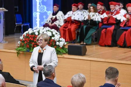 Zdjęcie przedstawia uczestników inauguracji roku akademickiego na Politechnice Rzeszowskiej