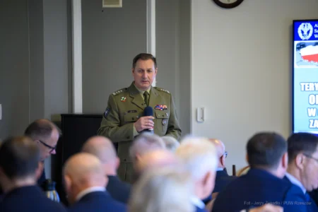 Zdjęcie przedstawia uczestników szkolenia obronnego w urzędzie wojewódzkim