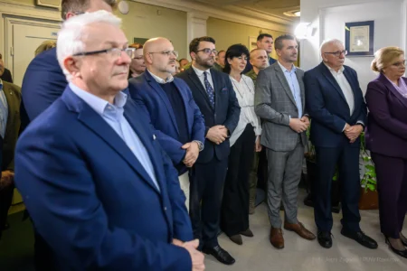 Zdjęcie przedstawia uczestników szkolenia obronnego w urzędzie wojewódzkim