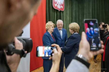 Zdjęcie przedstawia uczestników jubileuszu małżeńskiego w gminie Gorzyce