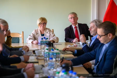 Zdjęcie przedstawia członków posiedzenia Wojewódzkiego Zespołu Zarządzania Kryzysowego