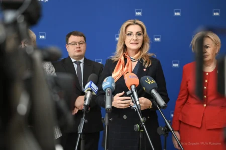 Zdjęcie przedstawia uczestników konferencji prasowej w urzędzie wojewódzkim