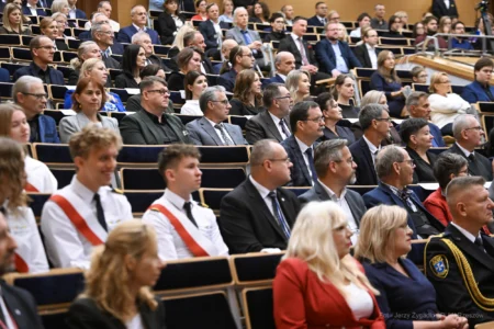 Zdjęcie przedstawia uczestników inauguracji roku akademickiego na Politechnice Rzeszowskiej