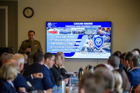 Zdjęcie przedstawia uczestników szkolenia obronnego w urzędzie wojewódzkim