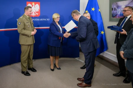 Zdjęcie przedstawia uczestników szkolenia obronnego w urzędzie wojewódzkim