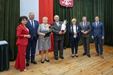 Zdjęcie przedstawia uczestników jubileuszu małżeńskiego w gminie Gorzyce