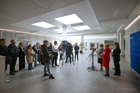 Zdjęcie przedstawia uczestników konferencji prasowej w urzędzie wojewódzkim