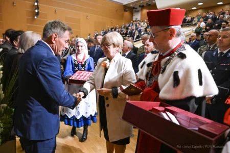 Zdjęcie przedstawia uczestników inauguracji roku akademickiego na Politechnice Rzeszowskiej