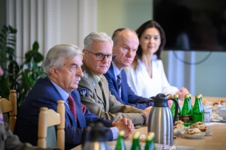 Zdjęcie przedstawia uczestników szkolenia obronnego w urzędzie wojewódzkim