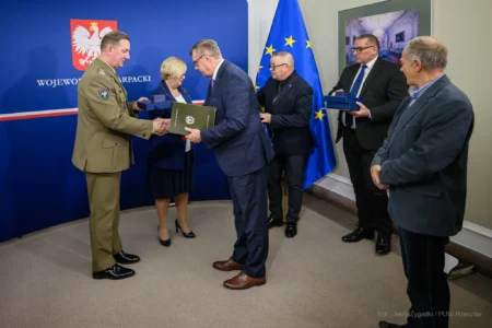 Zdjęcie przedstawia uczestników szkolenia obronnego w urzędzie wojewódzkim