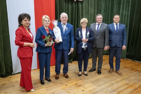 Zdjęcie przedstawia uczestników jubileuszu małżeńskiego w gminie Gorzyce
