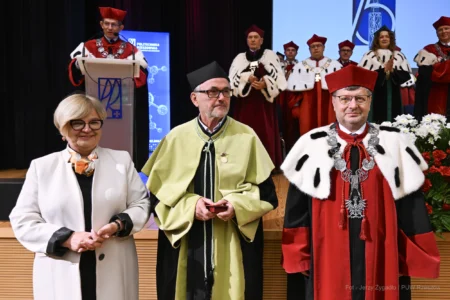 Zdjęcie przedstawia uczestników inauguracji roku akademickiego na Politechnice Rzeszowskiej