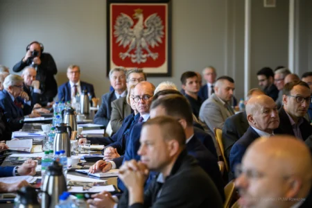 Zdjęcie przedstawia uczestników szkolenia obronnego w urzędzie wojewódzkim