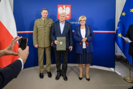 Zdjęcie przedstawia uczestników szkolenia obronnego w urzędzie wojewódzkim