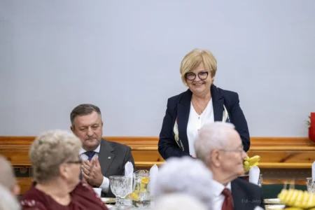 Zdjęcie przedstawia uczestników jubileuszu małżeńskiego w gminie Gorzyce