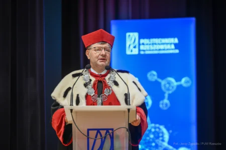 Zdjęcie przedstawia uczestników inauguracji roku akademickiego na Politechnice Rzeszowskiej