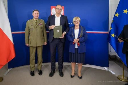 Zdjęcie przedstawia uczestników szkolenia obronnego w urzędzie wojewódzkim