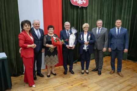 Zdjęcie przedstawia uczestników jubileuszu małżeńskiego w gminie Gorzyce