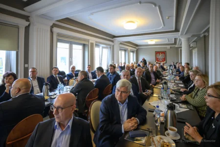 Zdjęcie przedstawia uczestników szkolenia obronnego w urzędzie wojewódzkim