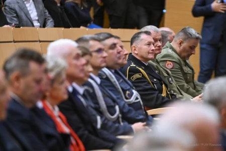 Zdjęcie przedstawia uczestników inauguracji roku akademickiego na Politechnice Rzeszowskiej