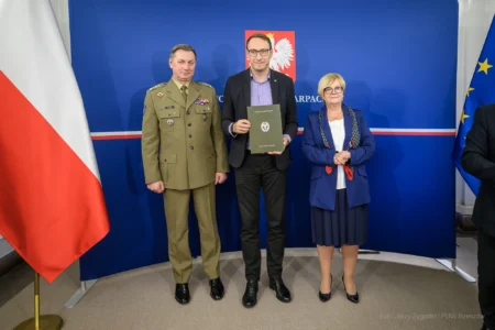 Zdjęcie przedstawia uczestników szkolenia obronnego w urzędzie wojewódzkim