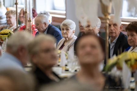 Zdjęcie przedstawia uczestników jubileuszu małżeńskiego w gminie Gorzyce
