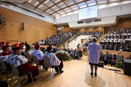 Zdjęcie przedstawia uczestników inauguracji roku akademickiego na Politechnice Rzeszowskiej