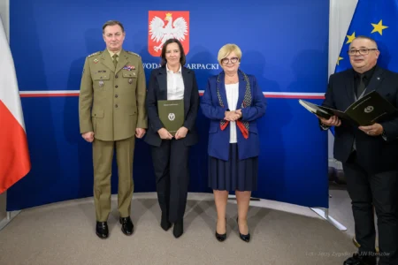 Zdjęcie przedstawia uczestników szkolenia obronnego w urzędzie wojewódzkim