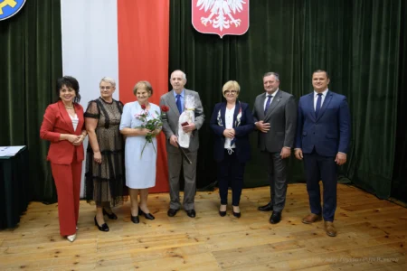Zdjęcie przedstawia uczestników jubileuszu małżeńskiego w gminie Gorzyce