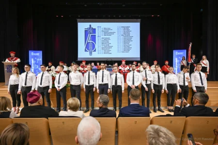 Zdjęcie przedstawia uczestników inauguracji roku akademickiego na Politechnice Rzeszowskiej