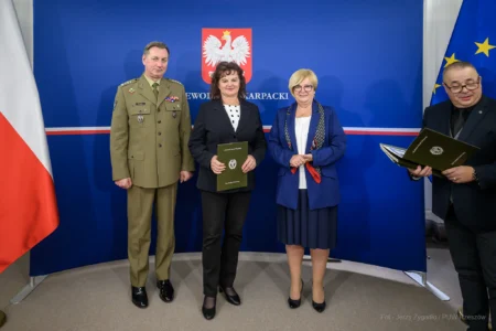 Zdjęcie przedstawia uczestników szkolenia obronnego w urzędzie wojewódzkim