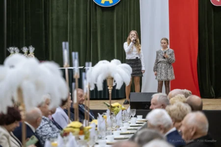 Zdjęcie przedstawia uczestników jubileuszu małżeńskiego w gminie Gorzyce