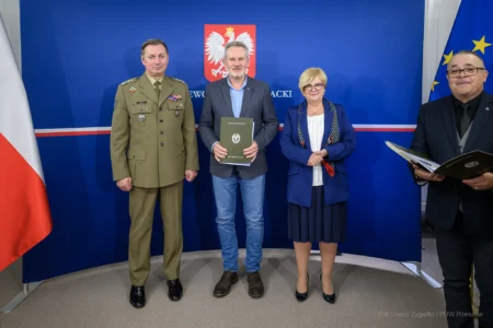 Zdjęcie przedstawia uczestników szkolenia obronnego w urzędzie wojewódzkim