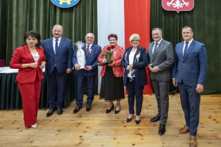 Zdjęcie przedstawia uczestników jubileuszu małżeńskiego w gminie Gorzyce
