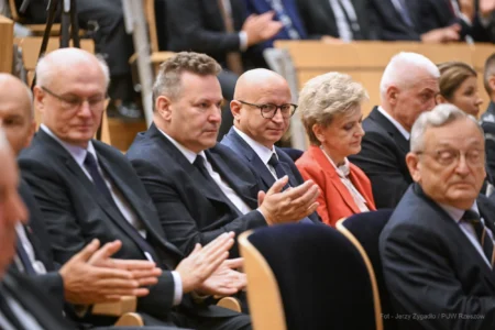 Zdjęcie przedstawia uczestników inauguracji roku akademickiego na Politechnice Rzeszowskiej