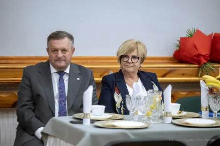 Zdjęcie przedstawia uczestników jubileuszu małżeńskiego w gminie Gorzyce