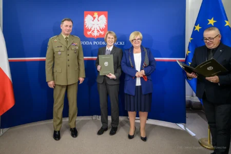 Zdjęcie przedstawia uczestników szkolenia obronnego w urzędzie wojewódzkim