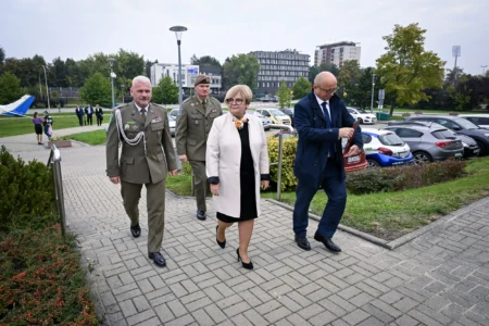 Zdjęcie przedstawia uczestników inauguracji roku akademickiego na Politechnice Rzeszowskiej
