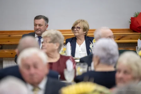 Zdjęcie przedstawia uczestników jubileuszu małżeńskiego w gminie Gorzyce