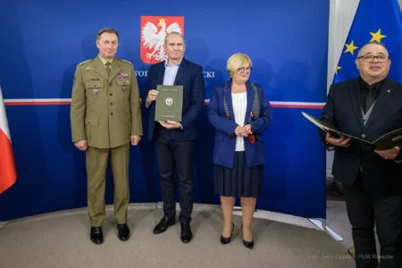 Zdjęcie przedstawia uczestników szkolenia obronnego w urzędzie wojewódzkim