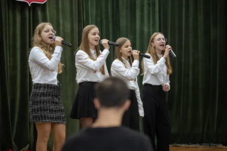 Zdjęcie przedstawia uczestników jubileuszu małżeńskiego w gminie Gorzyce