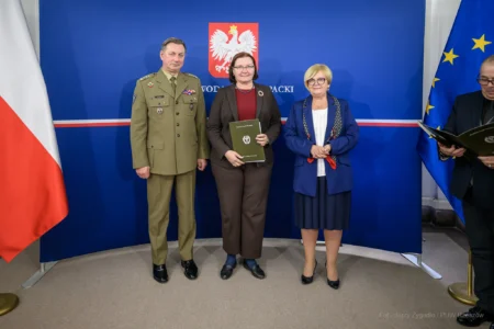 Zdjęcie przedstawia uczestników szkolenia obronnego w urzędzie wojewódzkim