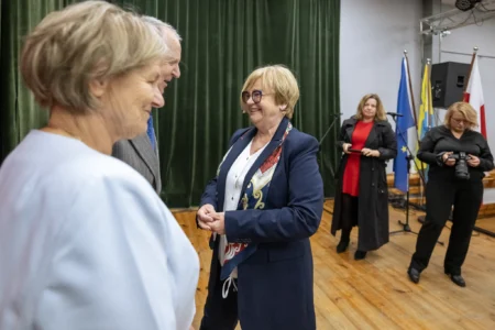 Zdjęcie przedstawia uczestników jubileuszu małżeńskiego w gminie Gorzyce